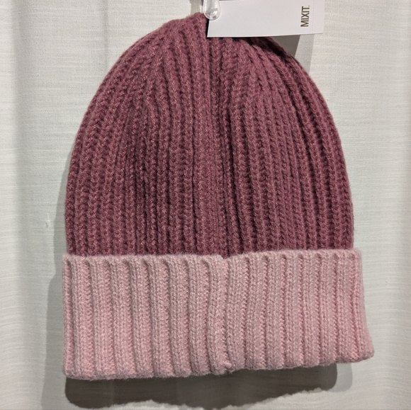 Two toned pink beanie NWT - Picture 3 of 3